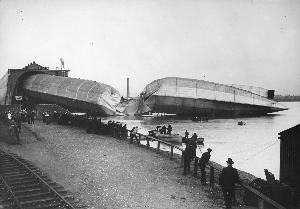 Vrak největší britské vzducholodě, The Mayfly, v Barrow, 1911 od Thomas E. and Horace Grant Grant