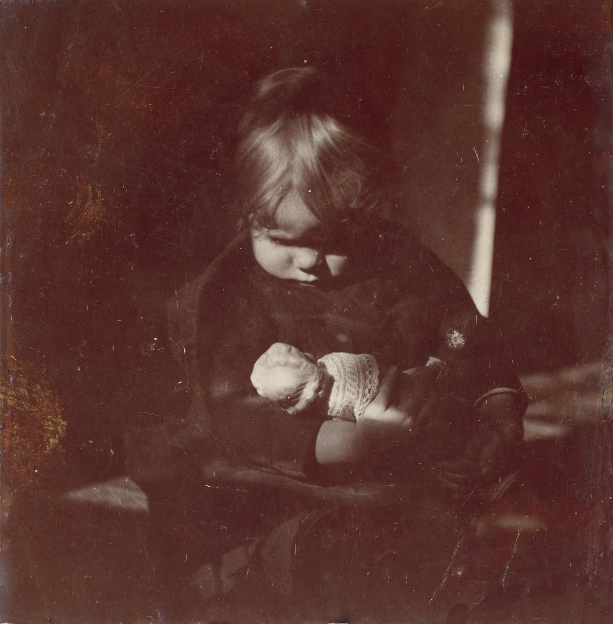 Betty Reynolds s panenkou na klíně, ca. 1885. od Thomas Eakins