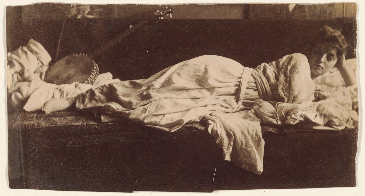 [Blanche Gilroy v historickém kostýmu, ležící s banjem] od Thomas Eakins