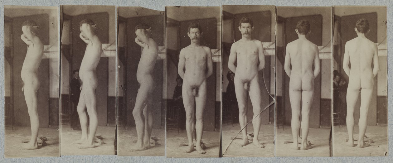 Fotografie stojícího mužského nahého modelu („Joseph Smith“) od Thomas Eakins