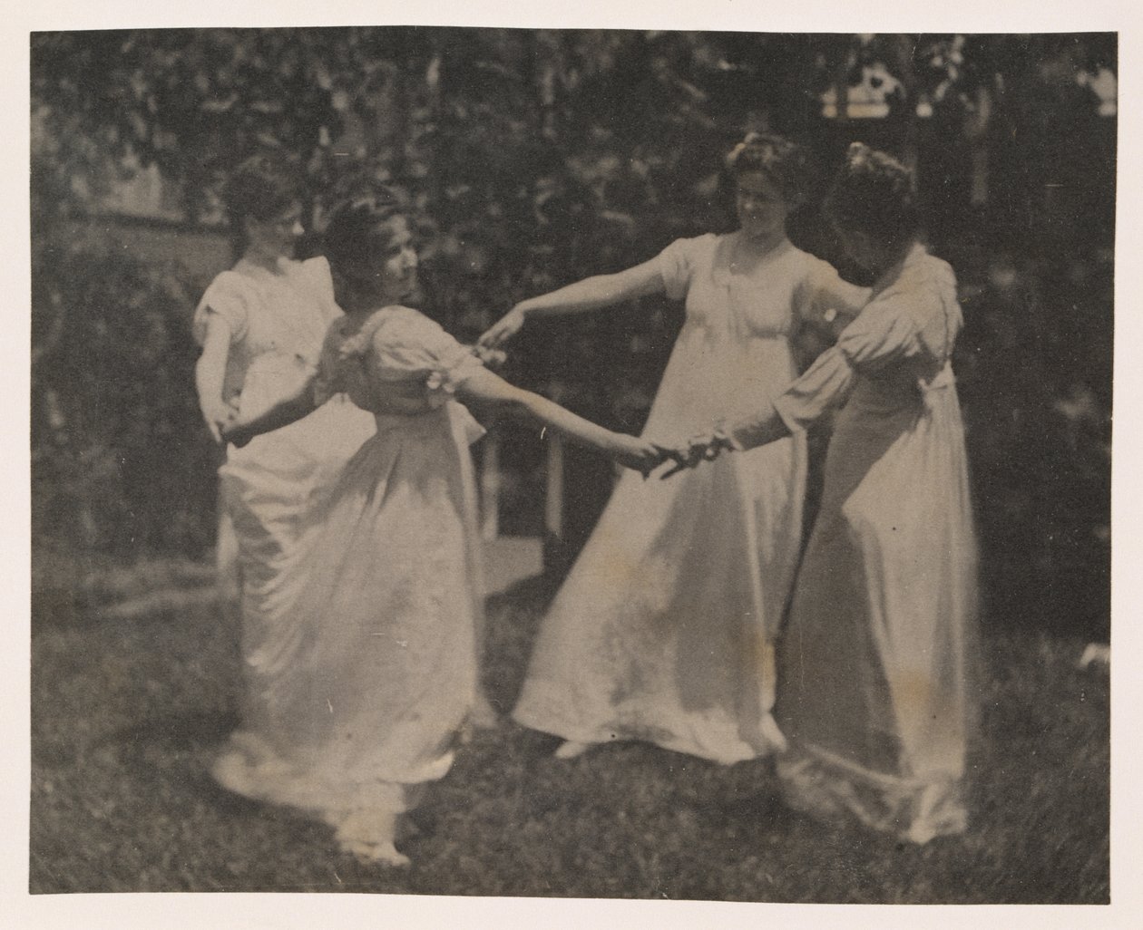 Susan Hannah Macdowellová, neznámá dívka, Elizabeth Macdowellová a pravděpodobně Mary Macdowellová v Macdowellově domě od Thomas Eakins
