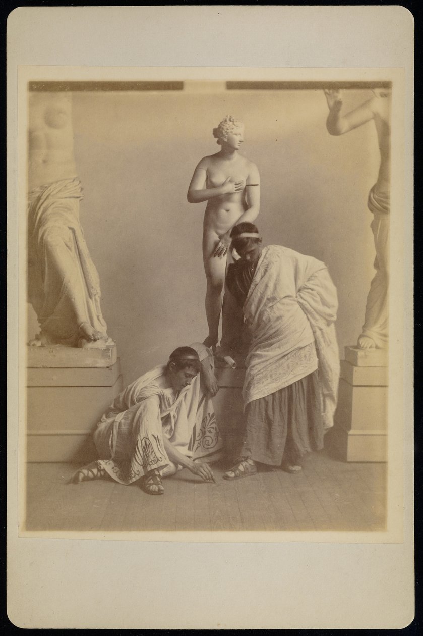 [Dva studenti v řeckém kostýmu před sádrovým odlitkem Afrodity v sádrovně Pensylvánské akademie] od Thomas Eakins