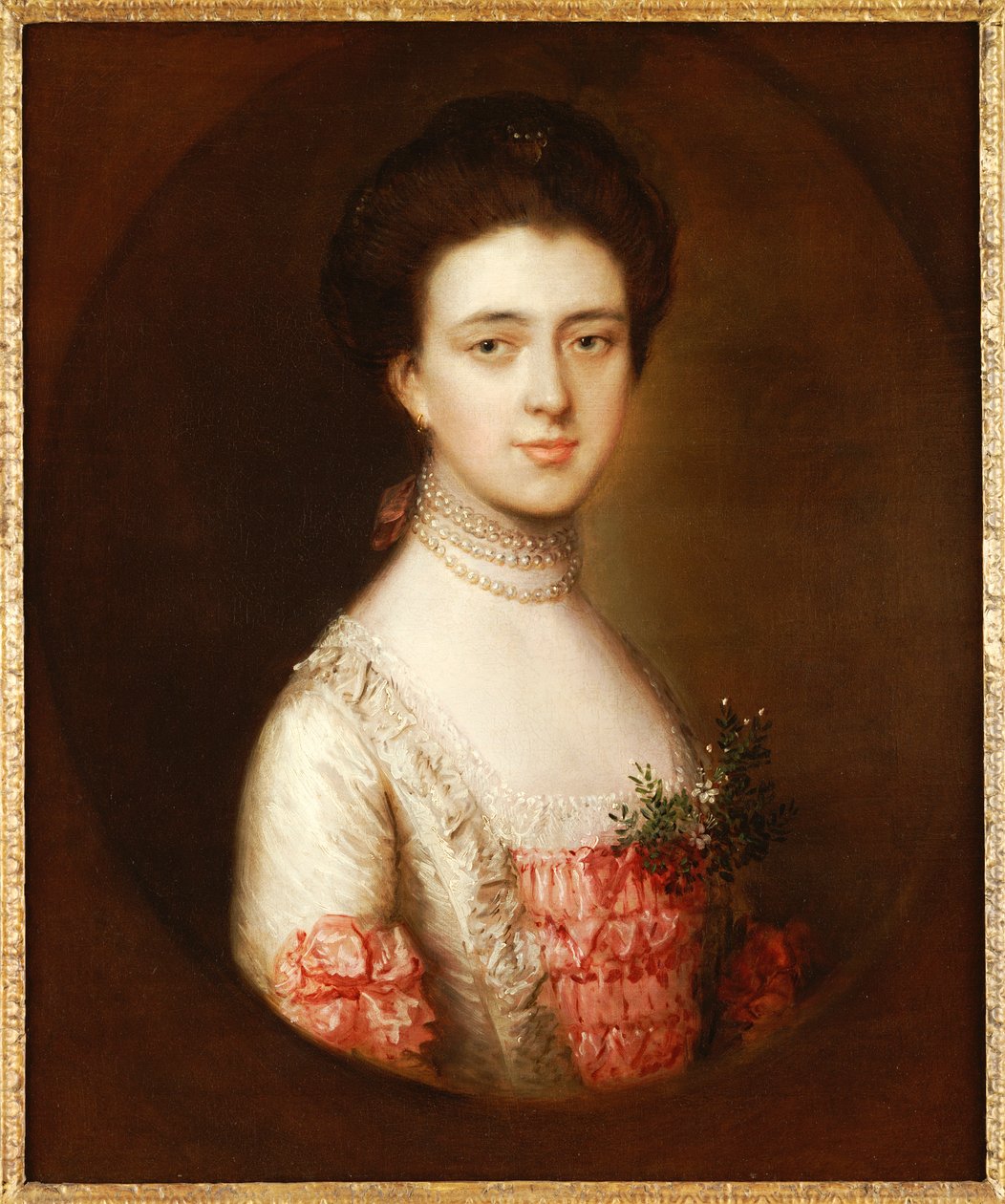 Portrét dámy po poprsí v růžovobílých šatech zdobených krajkou a perlovým náhrdelníkem od Thomas Gainsborough