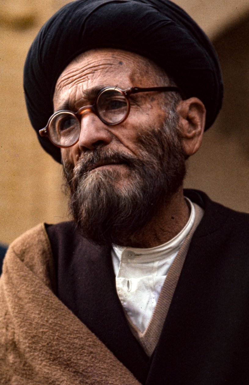 Íránský šíitský duchovní s brýlemi a turbanem od Thomas J. Abercrombie