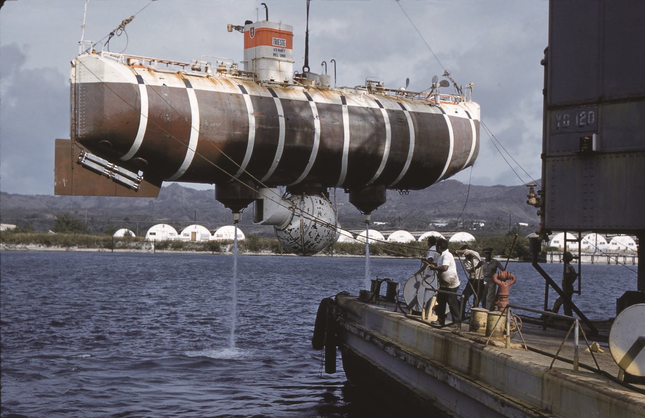 Ponorka Trieste, přístav Apra, Guam, asi 1960 (foto) od Thomas J. Abercrombie