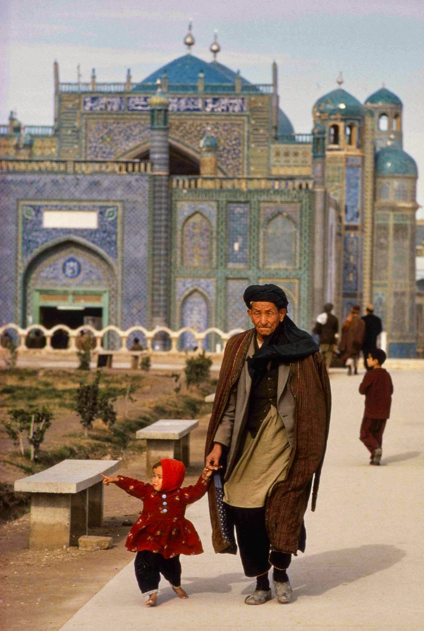 Návštěvníci mešity a mauzolea v Mazar-i-Sharif, Masjid-e-Kabud aka Rawze-e-Sharif... od Thomas J. Abercrombie
