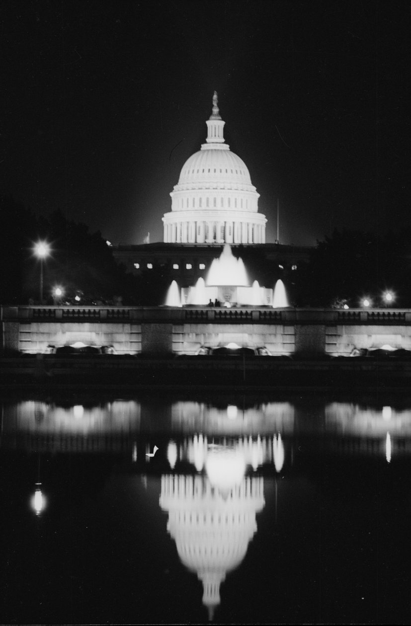 Západní průčelí Kapitolu USA v odrazu v nočním zrcadlovém bazénu od Thomas J. O