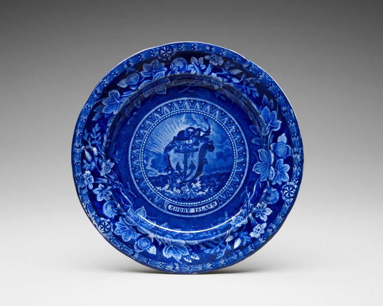 Talíř, c. 1826-1835 (olověná glazovaná kamenina s transferovým tiskem) od Thomas Mayer