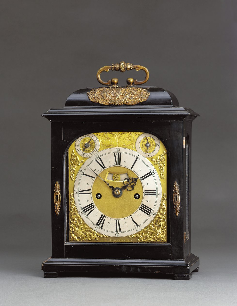 James II namontované markantní hodiny s opakováním čtvrthodiny, č. 166, c.1690-95 (eben a zlacený kov) (viz také 867503-4) od Thomas Tompion