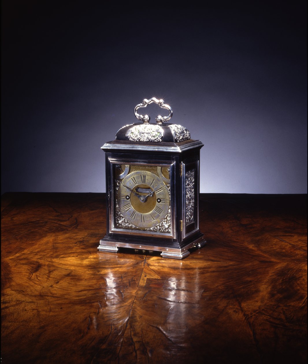 Miniaturní markantní hodiny, no. 222, c.1695 (stříbro a eben) (viz také 834229-32) od Thomas Tompion