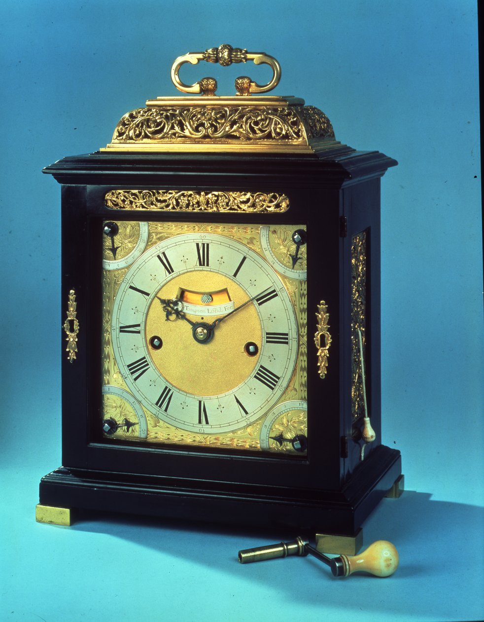 Sussex Tompion, úderné osmidenní stolní hodiny Charlese II s opakováním tahové čtvrtiny, kolem 1675-80 od Thomas Tompion
