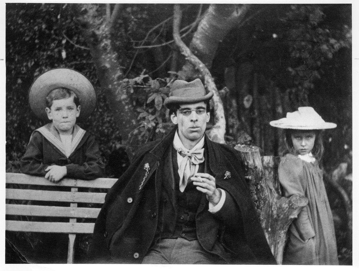 William Butler Yeats (1865-1939) s Charlesem a Theou Rollestonovými, 1894 (černobílá fotografie) od Thomas William Hazen Rolleston