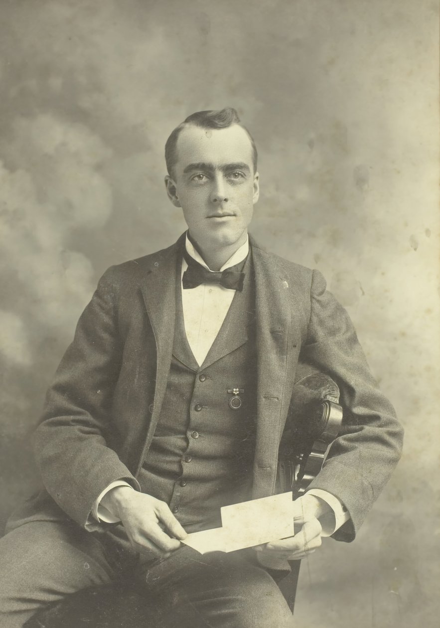 Portrét sedícího muže bez názvu, 18801899. od Thompson Studio
