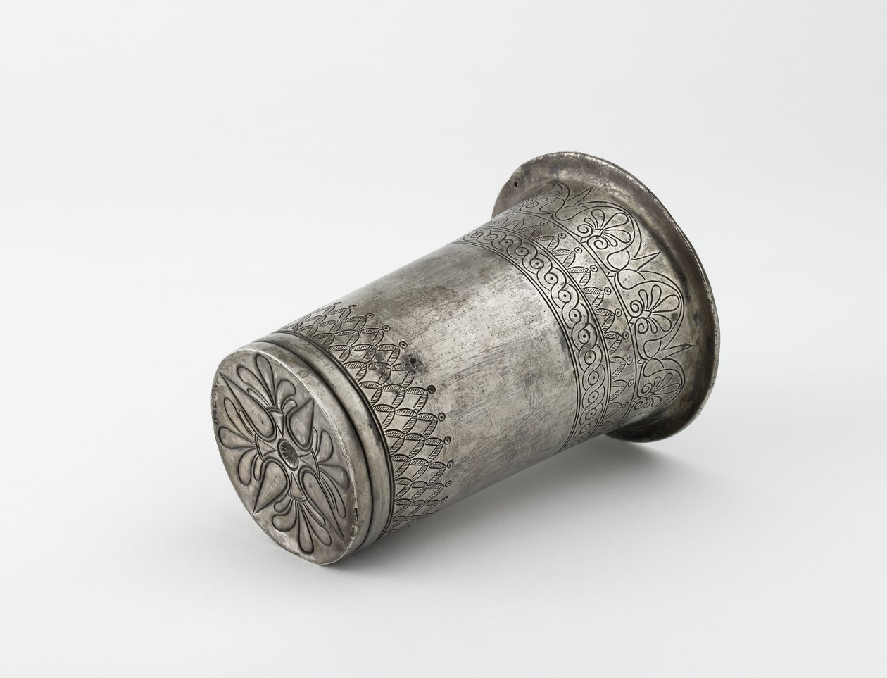 Stříbrná kádinka s vyřezávaným zdobením, 5. století př. n. l. (stříbro) od Thracian