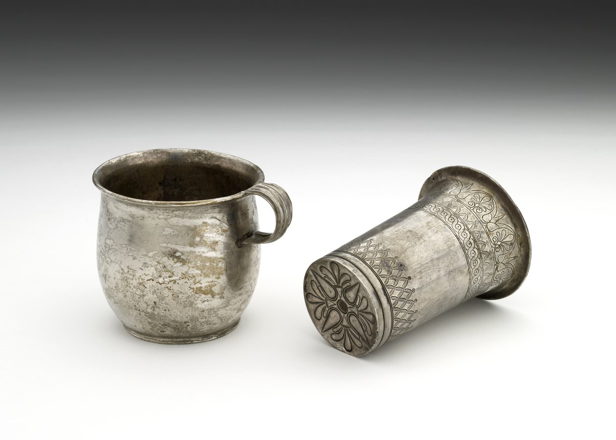 Stříbrná kádinka s vyřezávaným zdobením a pohár, 5. století př. n. l. (stříbro) od Thracian