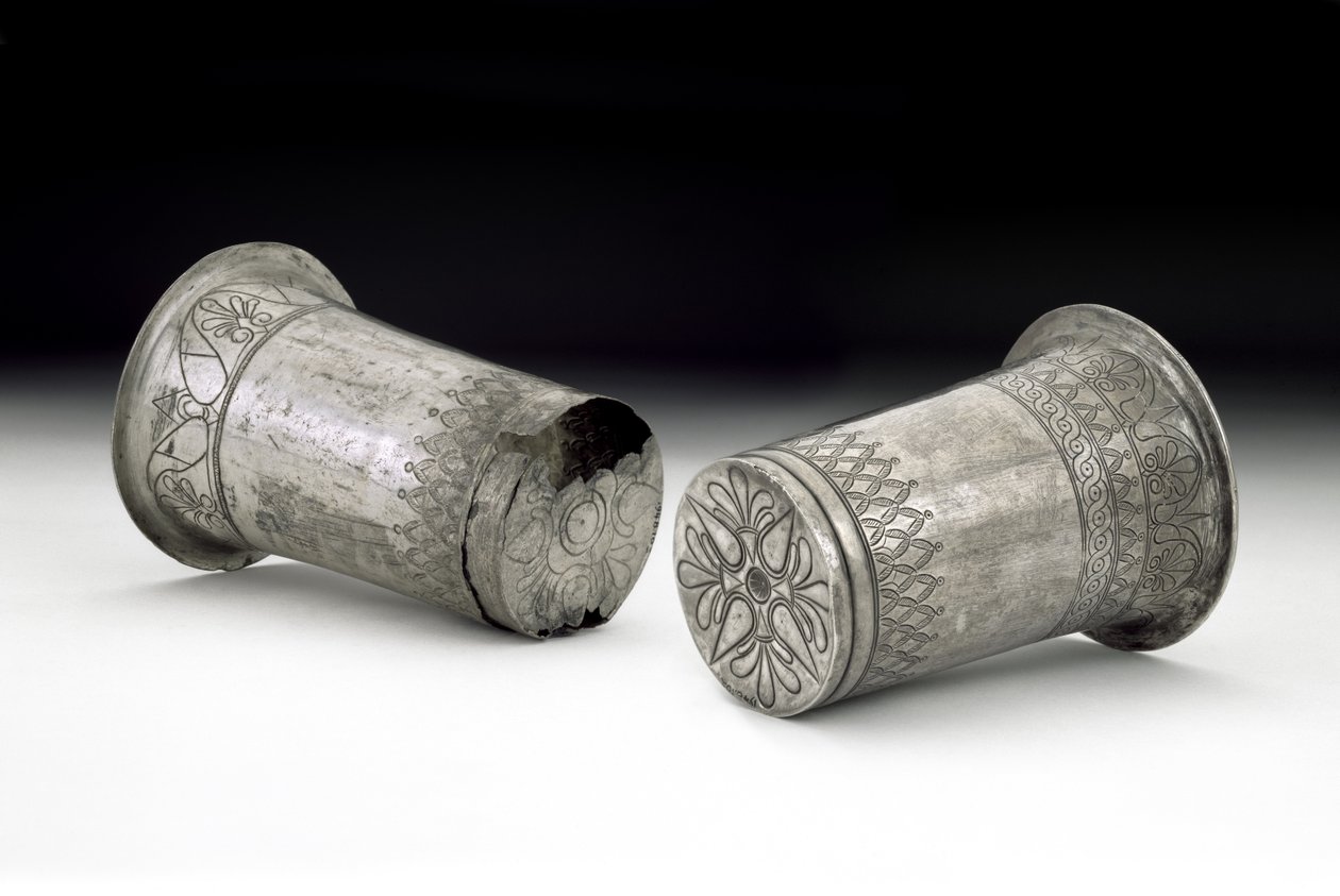 Stříbrné kádinky s vyřezávaným zdobením, 5. století př. n. l. (stříbro) od Thracian