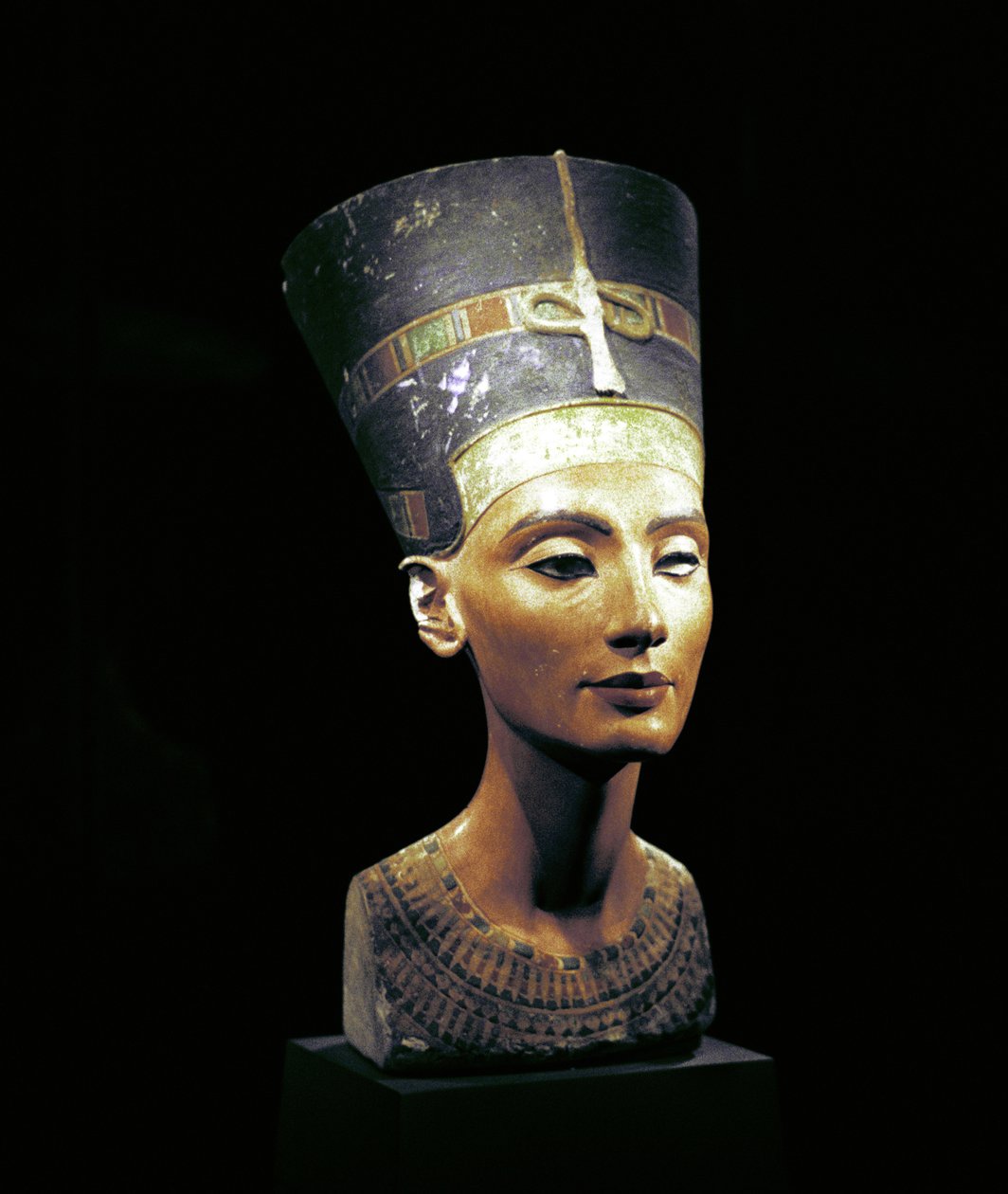 Busta Nefertiti (c1370-c1330 př.nl) Velká královská manželka (hlavní choť) egyptského faraona Achnatona. Nefertiti a její manžel byli známí náboženskou revolucí. Začali uctívat jediného boha, Atona, sluneční kotouč. od Thutmose Thutmose