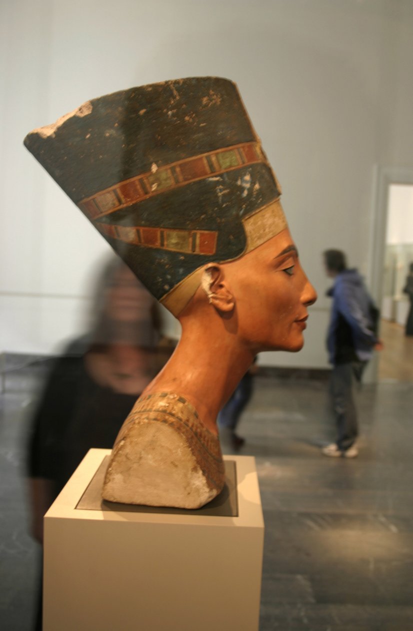 Busta Nefertiti (c1370-c1330 př.nl) Velká královská manželka (hlavní choť) egyptského faraona Achnatona. Nefertiti a její manžel byli známí náboženskou revolucí. Začali uctívat jediného boha, Atona, sluneční kotouč. od Thutmose Thutmose