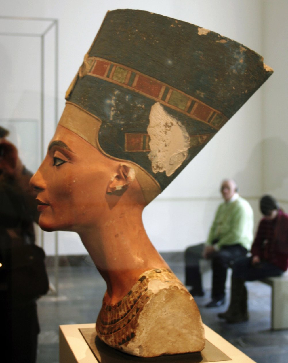 Portrétní busta Nefertiti (14. století př. n. l.), královny-manželky faraona Achnatona v Egyptském muzeu v Altes Museum Berlin. od Thutmose Thutmose