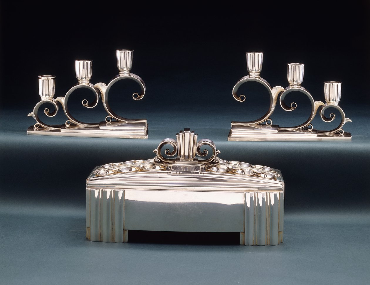 Vrchol expozice Tiffany & Co. a dva třísvětelné svícny vyrobené pro světovou výstavu v roce 1939, kolem roku 1939 (stříbrné) od Tiffany and Company