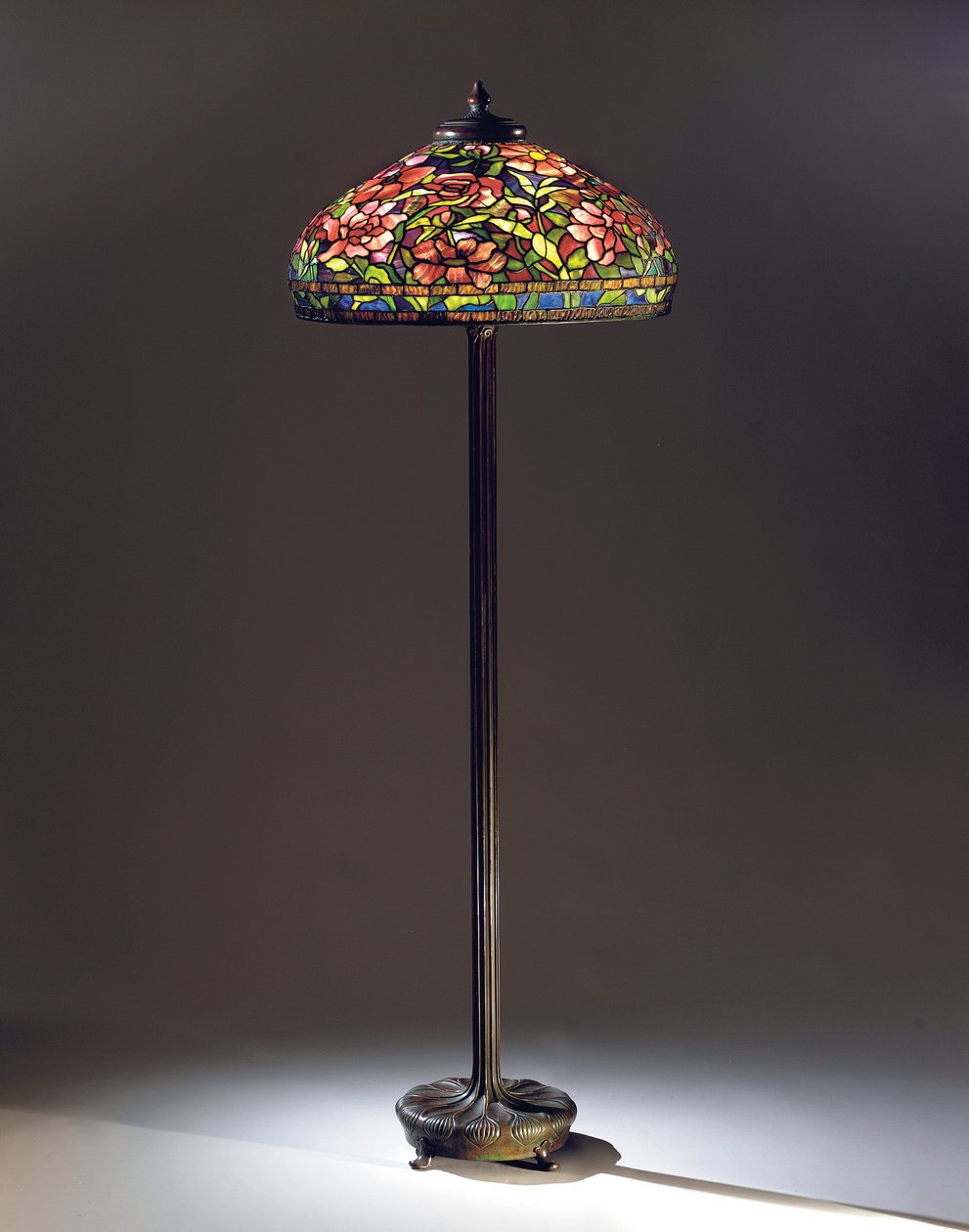 Stojací lampa Pivoňka, cca 1910 (olovnaté sklo a bronz) (viz také 2632436) od Tiffany and Company