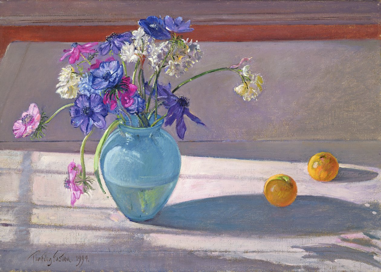 Sasanky a modrá skleněná váza, 1994 od Timothy Easton