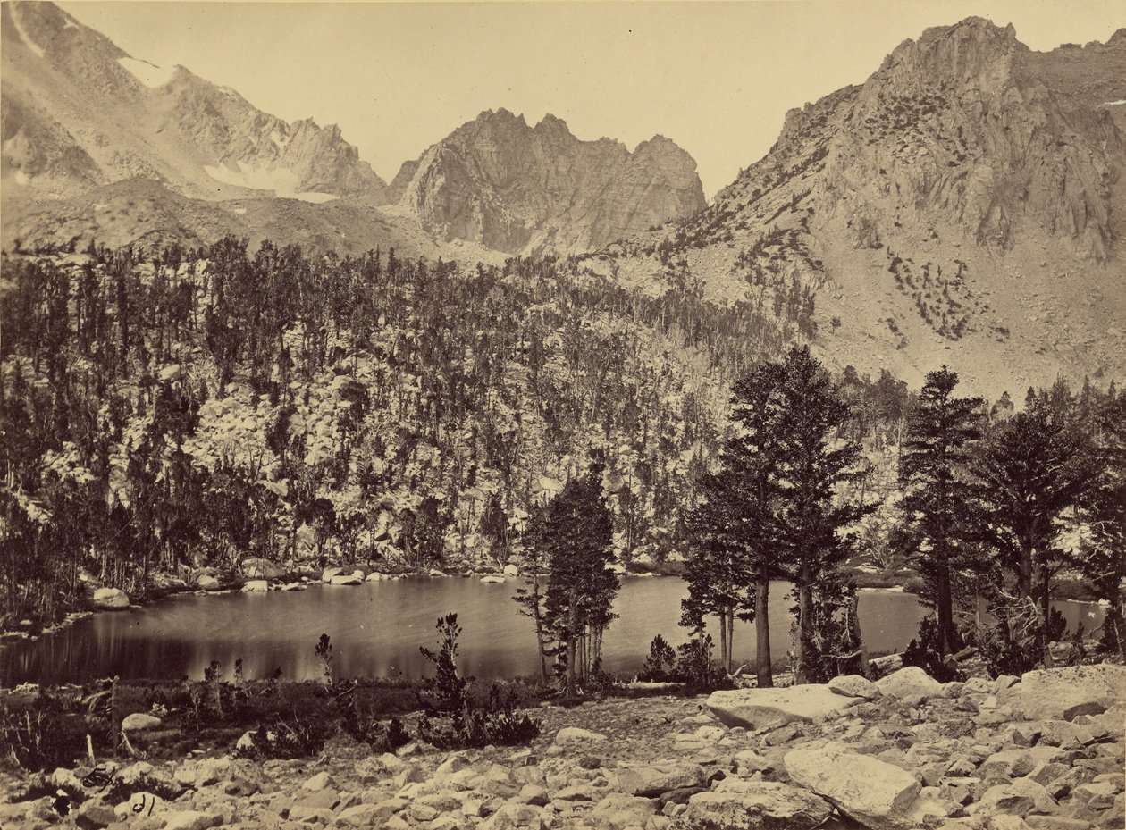 Alpské jezero v pohoří Sierra Nevada, Kalifornie od Timothy H. OSullivan