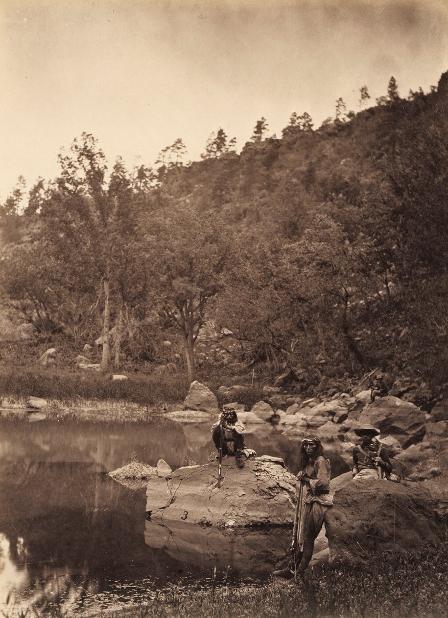 Pohled na jezero Apache Lake, Sierra Blanca Range, Arizona, se dvěma apačskými skauty v popředí od Timothy H. O