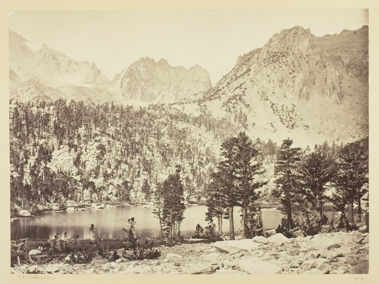 Alpské jezero v Sierra Nevadě v Kalifornii od Timothy O