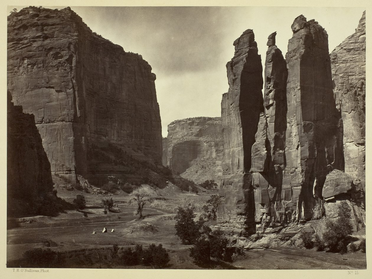 Cañon de Chelle, stěny Grand Cañon, asi 1200 stop na výšku, 1873 od Timothy OSullivan