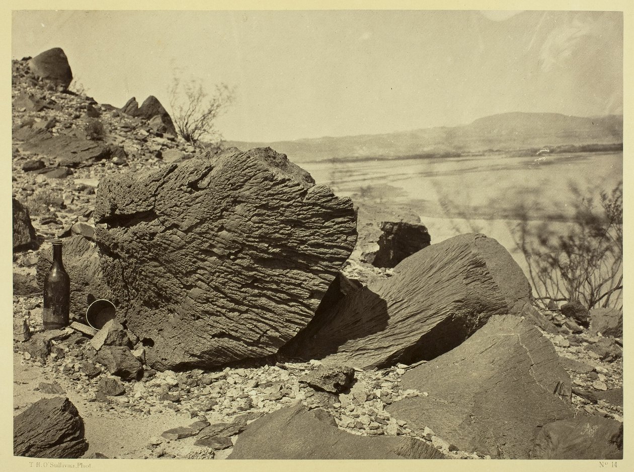 Skála vytesaná unášeným pískem, pod skálou Fortification Rock, Arizona od Timothy O