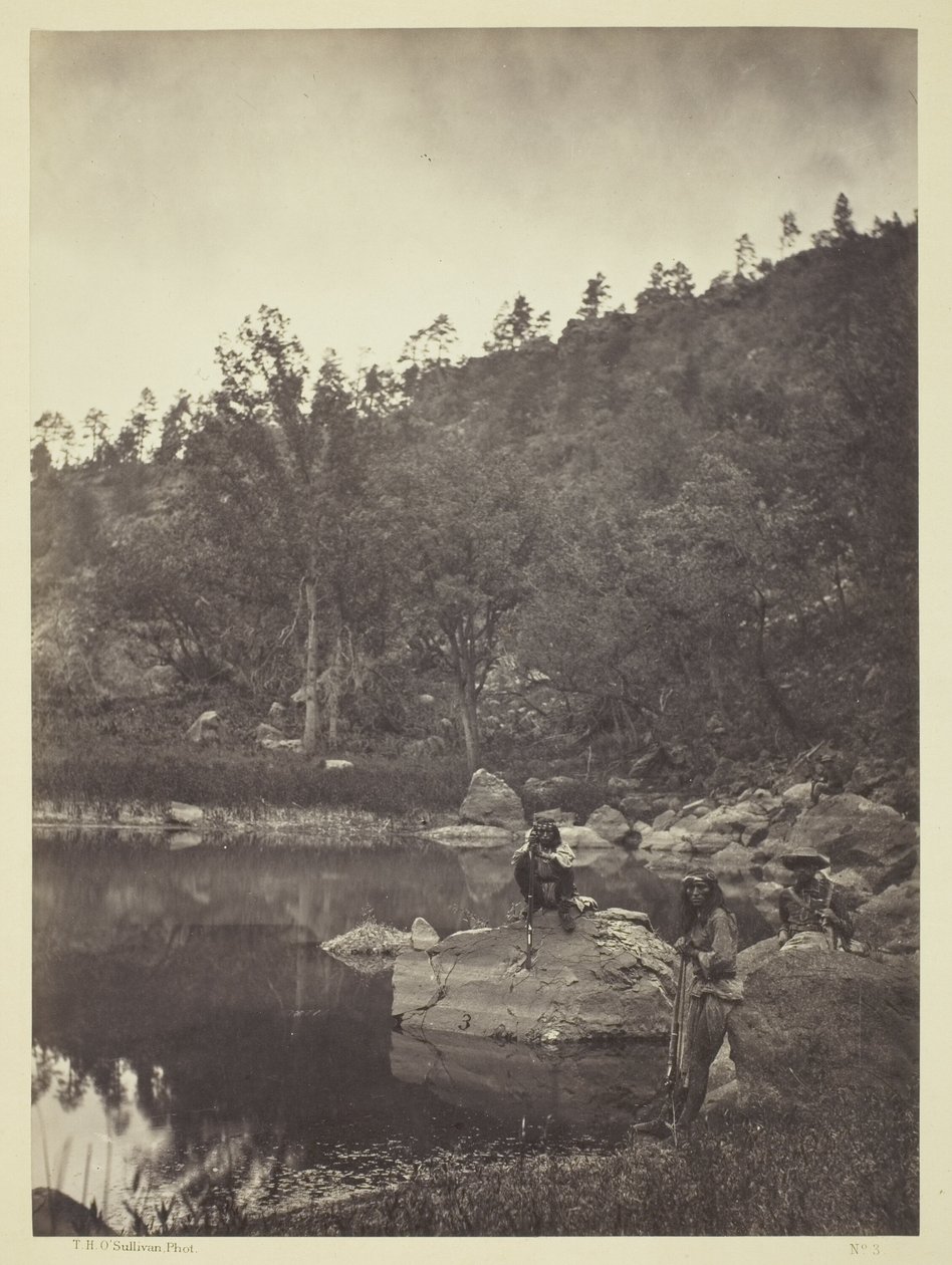 Pohled na jezero Apache Lake, Sierra Blanca Range, Arizona, dva apačští skauti v popředí od Timothy O