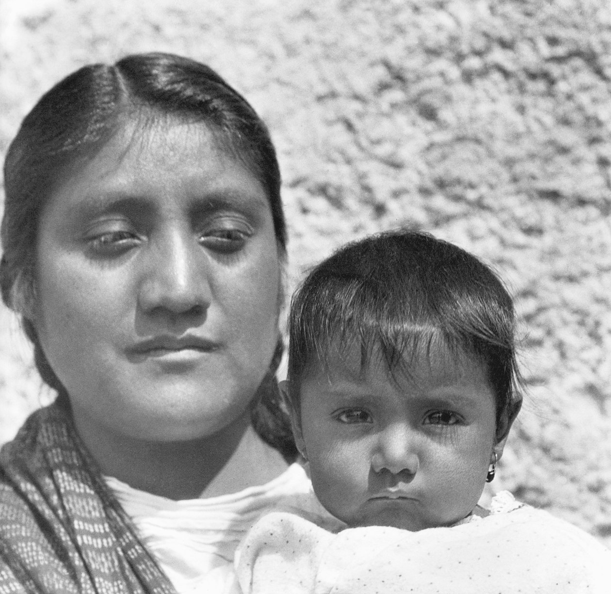 Aztécká matka (Conchita se svou matkou Luz Jimenez, služebná z rodiny Salas a model pro Jean Charlot a Diego Rivera), Mexico City, 1926 od Tina Modotti