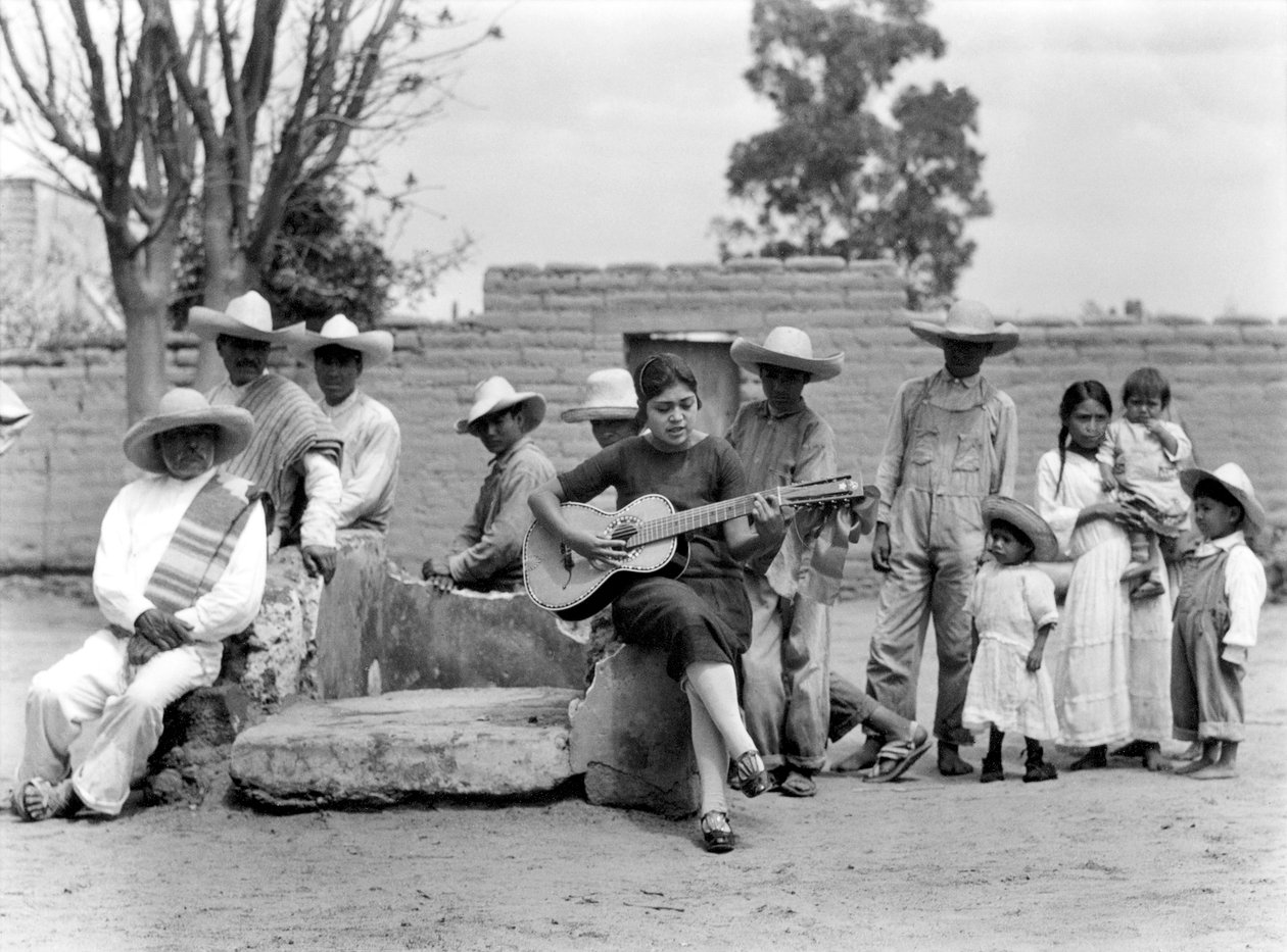 Concha Michel s Campesinos, Mexiko, kolem roku 1927 od Tina Modotti