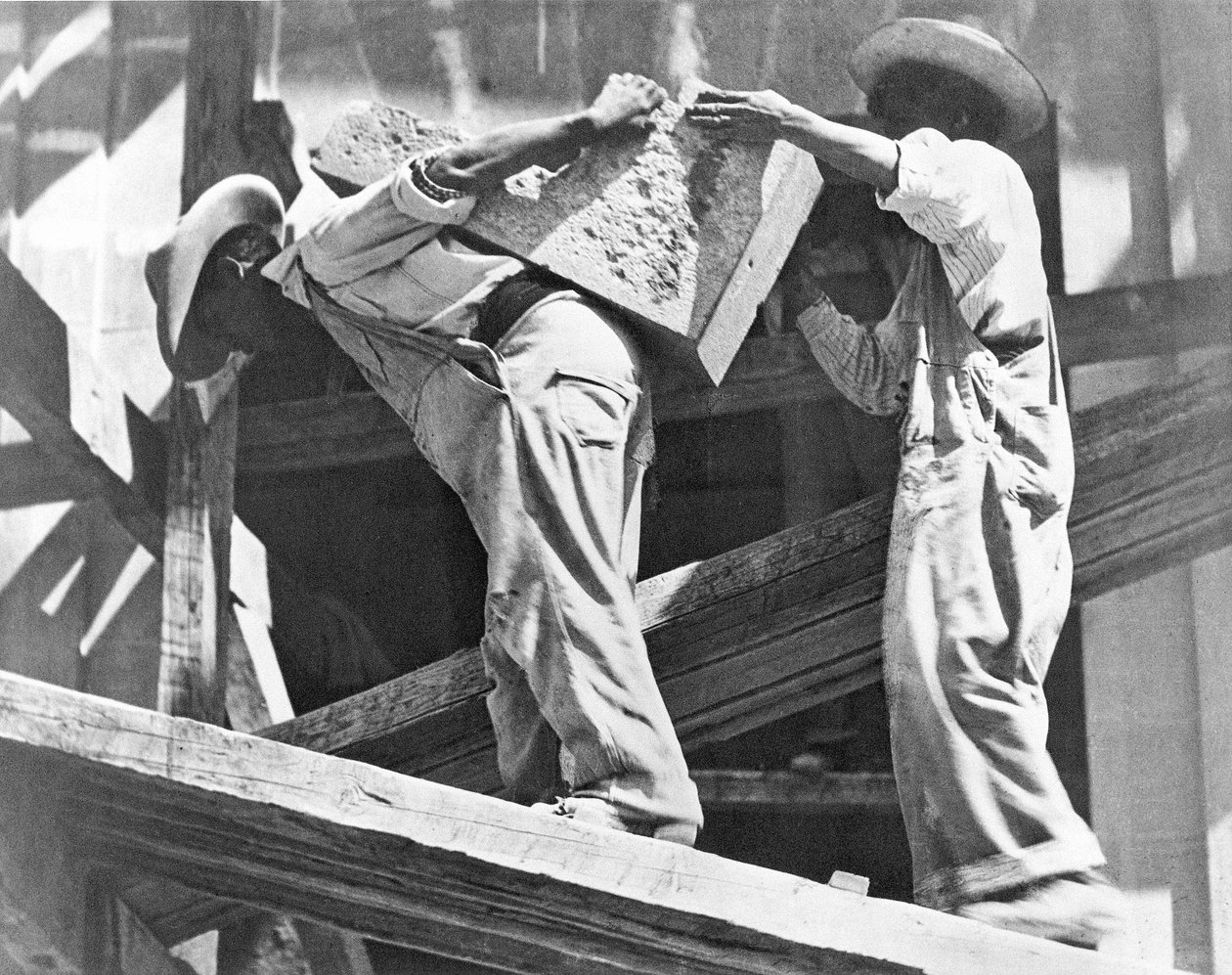 Stavební dělníci na stadionu, Mexico City, 1927 od Tina Modotti