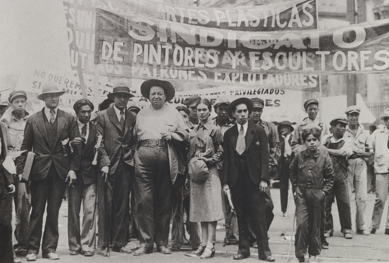 Diego Rivera a Frida Kahlo v May Day Parade, Mexico City, 1. května 1929 od Tina Modotti