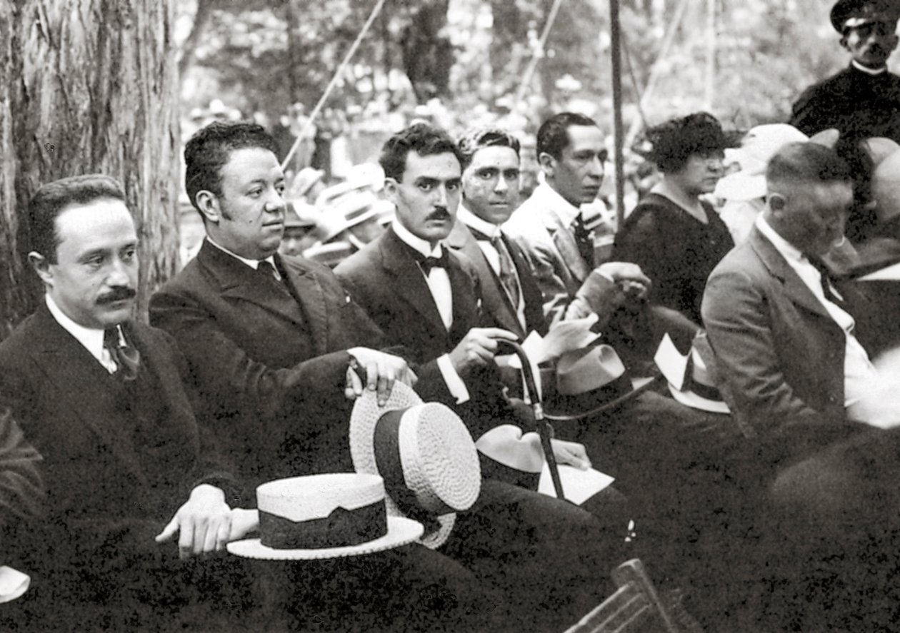 Jose Vasconcelos a Diego Rivera během venkovní akce v parku Chapultepec, Mexico City, 1921 od Tina Modotti