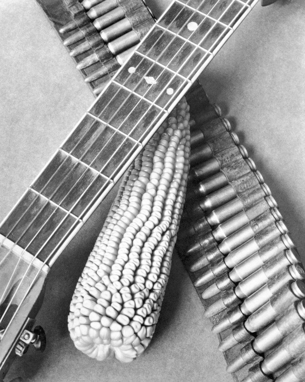 Mexická revoluce, kytara, kukuřičný a muniční pás, Mexico City, 1927 od Tina Modotti