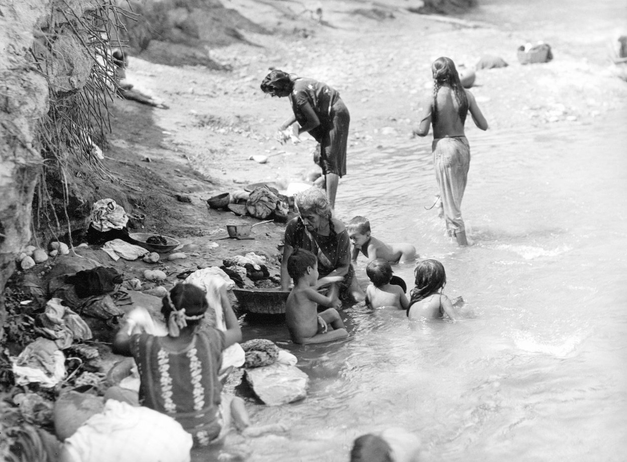 Mytí u řeky poblíž Tehuantepec, Mexiko, 1929 od Tina Modotti