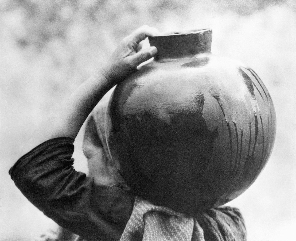 Žena s ollou, Mexiko, cca 1927 od Tina Modotti