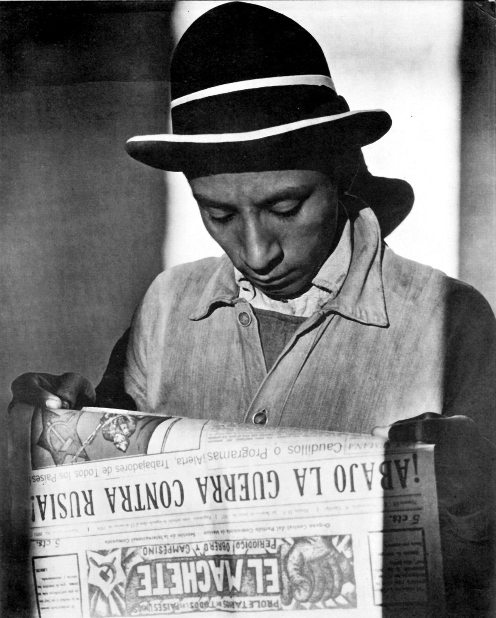 Dělník čte El Machete, Mexico City, 1925 od Tina Modotti