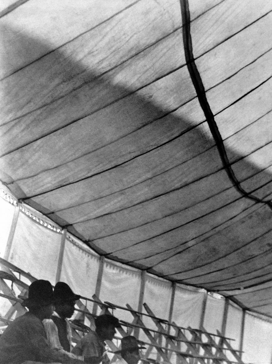Cirkusový stan (Velký ruský cirkus), Mexico City, 1924 od Tina Modotti