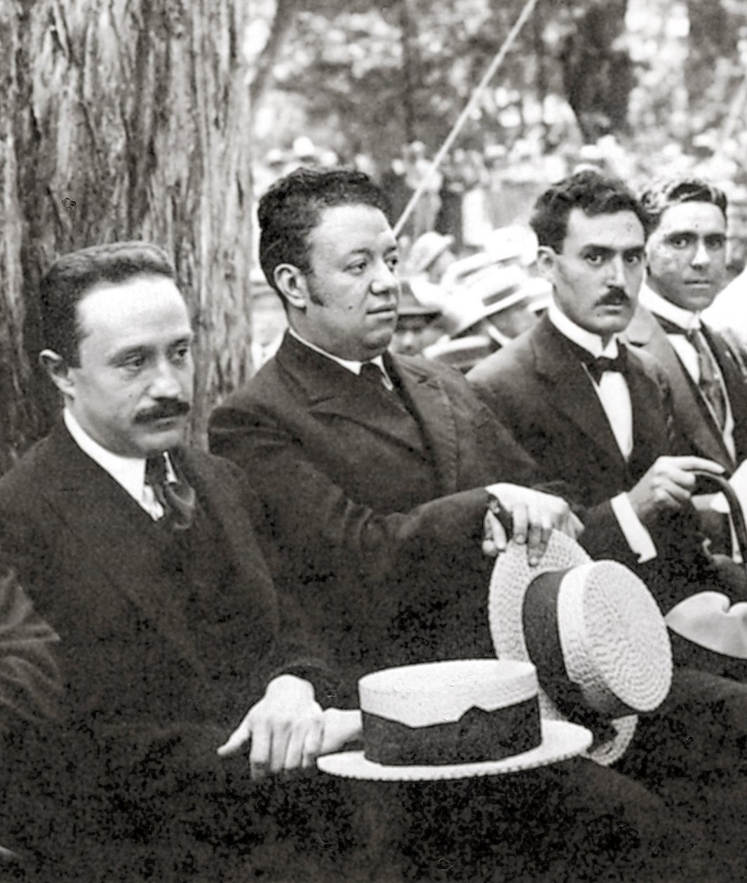 Jose Vasconcelos a Diego Rivera během venkovní akce v parku Chapultepec, Mexico City, 1921 od Tina Modotti
