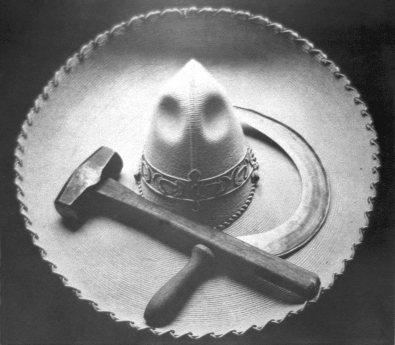 Mexická revoluce: Sombrero s kladivem a srpem, Mexico City, 1927 od Tina Modotti