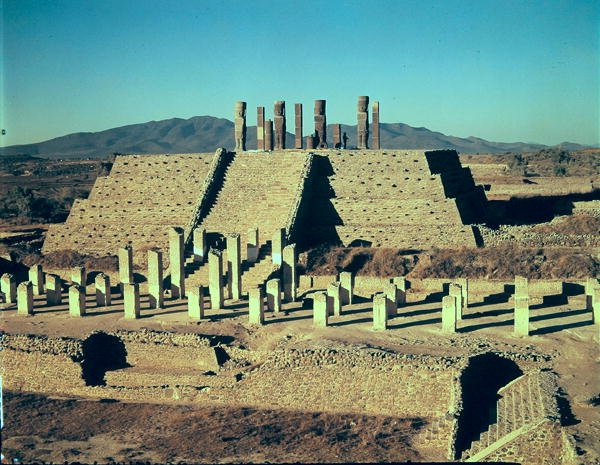 Pohled na pyramidu B od Toltec