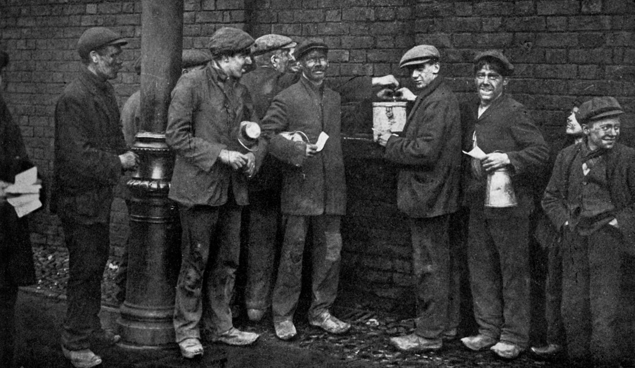 Hlasování pro uhelnou stávku, Wheatsheaf Colliery, Pendlebury, leden 1912, c1920 od Topical Press Agency