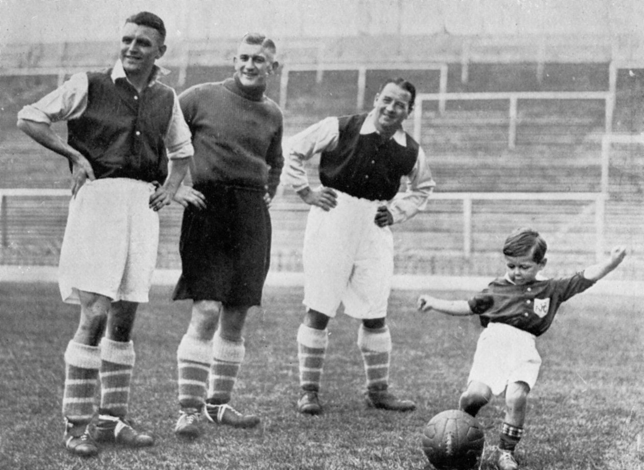 Mladý Tony Hapgood ukazuje své dovednosti na Highbury, Londýn, c1933-c19375 od Topical Press Agency