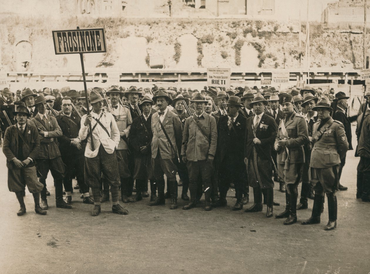 Album "MVSN- Blackshirts": Hunters Frosinone, ozbrojení brokovnicí, se dvěma důstojníky Lesnické milice v Neapoli (č/b foto) od Troncone Troncone