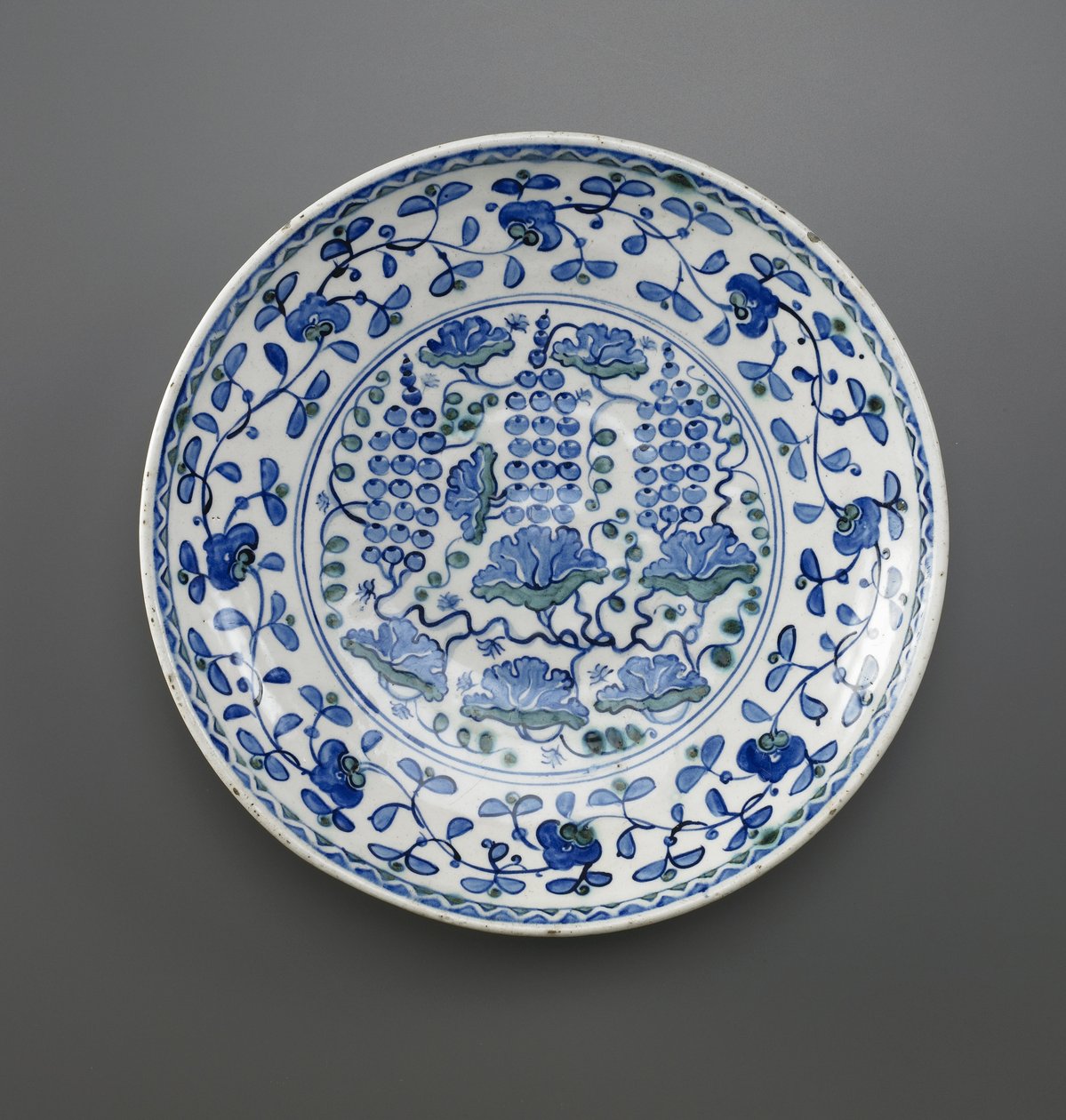 Miska s designem hroznů, Iznik, Osmanská dynastie (keramika) od Turkish School