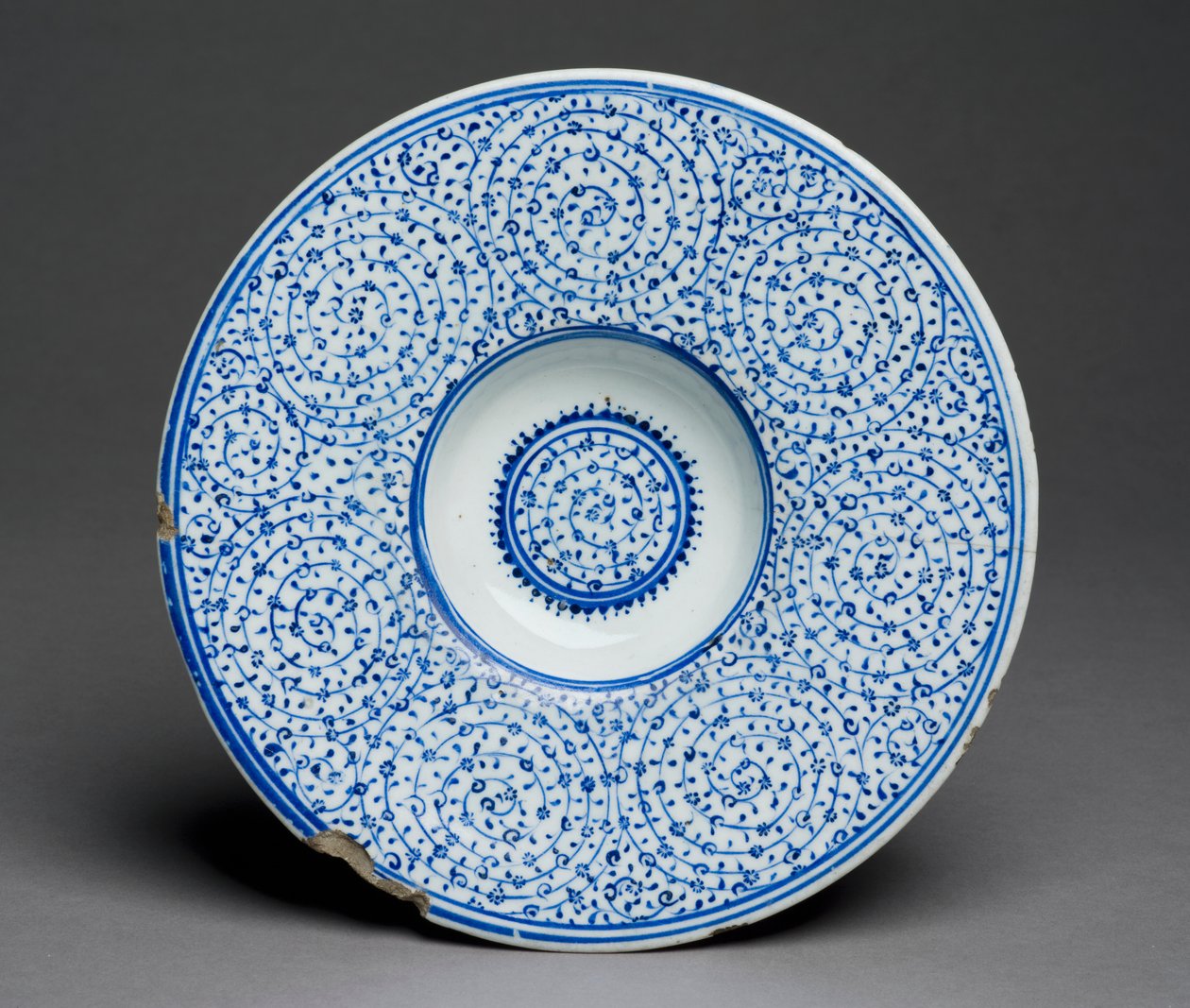 Tondino Dish, Iznik Golden Horn ware, Turecko, cca 1535-45 (kamenná pasta s modrou podglazurou) 88;viz také 117758; od Turkish School
